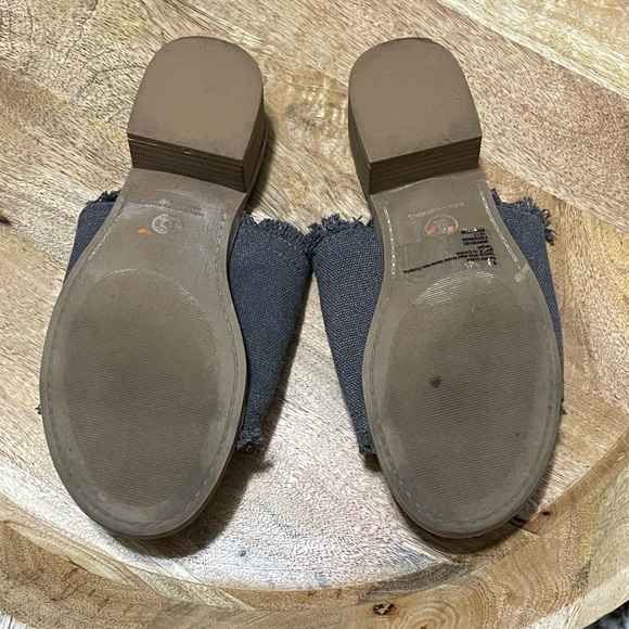 Woman’s Universal Thread Slip on Sandals with a Chunky Heel - Picture 8 of 15